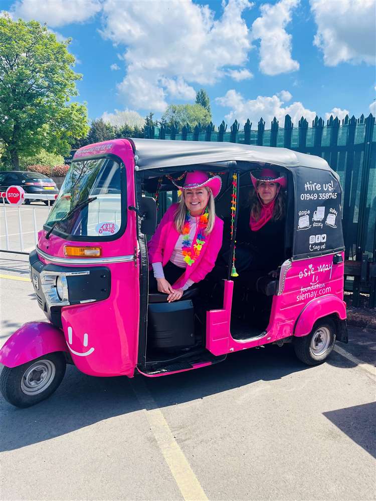 Renata and Emma in Tuk Tuk